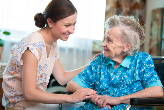 Une personne âgée accompagnée d'une jeune femme