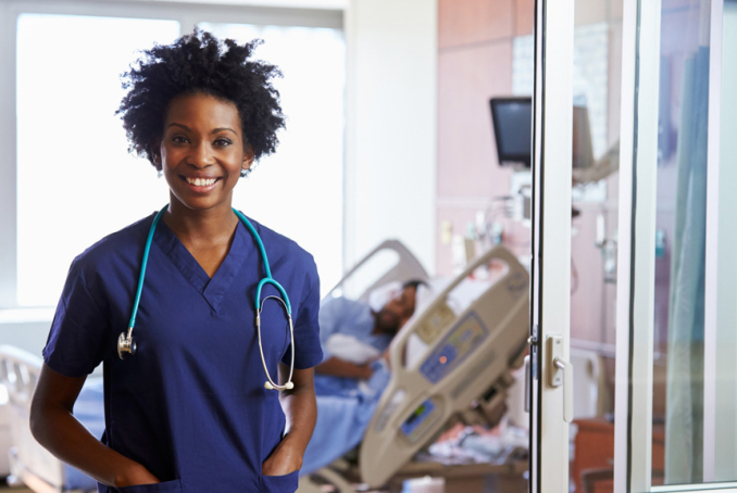 Une infirmière dans une chambre d'hôpital