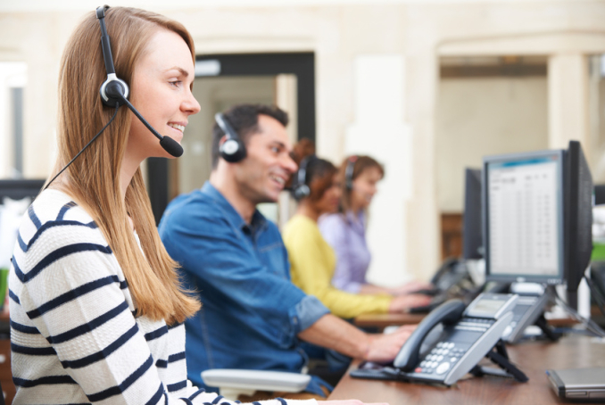 vue sur un centre d'appel avec plusieurs hôtesses en communication