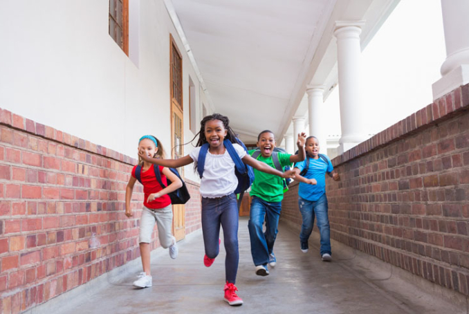 Enfants en train de courir