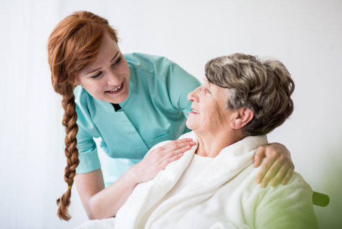 Une personne âgée accompagnée d'une jeune femme 