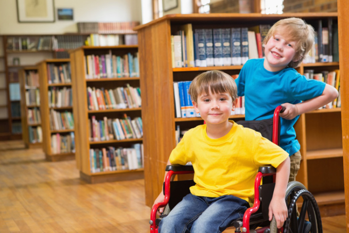 2 enfants dans une bibliothèque