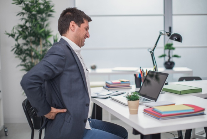 personne ayant mal au dos au bureau