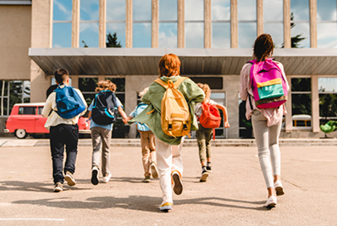 enfants qui se rendent au collège